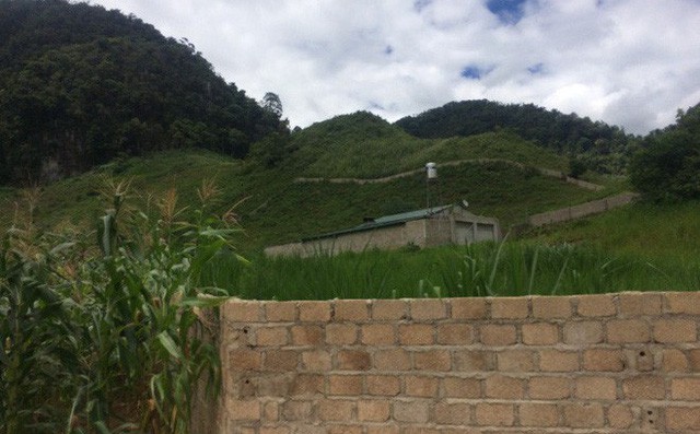 Căn nhà của trùm ma túy Nguyễn Văn Thuận ở Lóng Luông xây khá sơ sài trên quả đồi thấp - Ảnh 2.