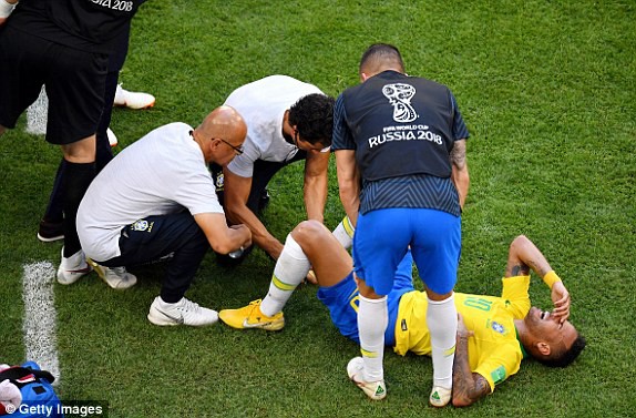 World Cup 2018: Ghi bàn thôi chưa đủ, Neymar còn chói sáng với pha diễn kịch đẳng cấp - Ảnh 2.