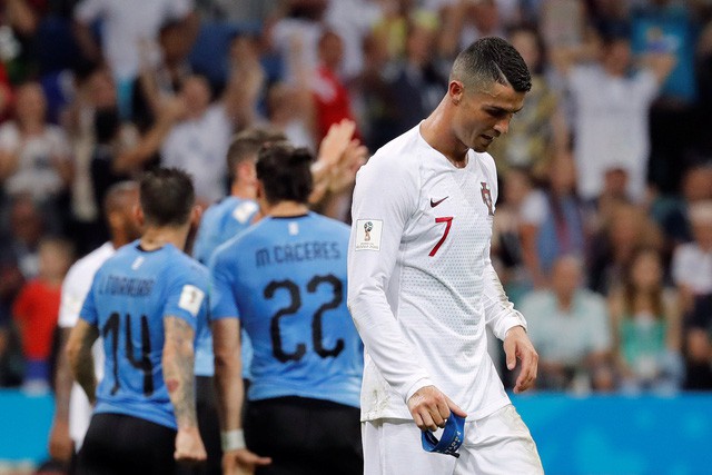 Vừa xách vali rời Nga, Ronaldo sa vào cuộc chiến mới khốc liệt chẳng kém World Cup - Ảnh 1.