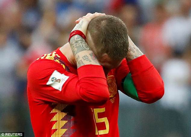 World Cup 2018: Chơi tiểu xảo với đồng đội cũ, ít phút sau Ramos lãnh kết cục đáng buồn - Ảnh 2.