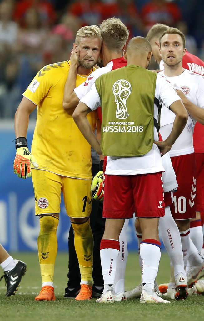 World Cup 2018: Peter Schmeichel thẫn thờ nhìn con trai Kasper gục ngã cùng ĐT Đan Mạch - Ảnh 3.