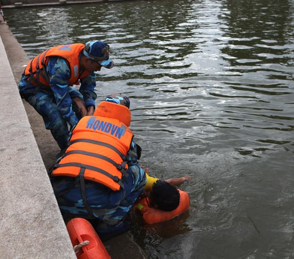 Lữ đoàn Hải quân đánh bộ 147: Sẵn sàng cơ động ứng cứu nhân dân trong bão lũ - Ảnh 6.