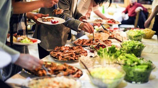 Phạt tiền nếu để thừa đồ ăn khi ăn buffet - quy định đã có từ lâu nhưng là nên hay không nên? - Ảnh 2.