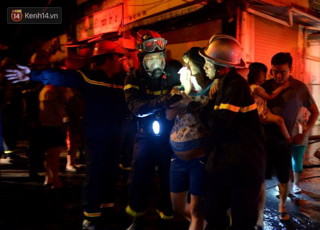 Hà Nội: Cháy khu tập thể A11 Nguyễn Quý Đức lúc nửa đêm, bà bầu và trẻ em được giải cứu an toàn - Ảnh 7.