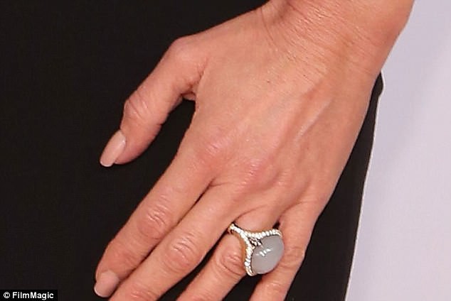 David Beckham đến nay đã trao cho Victoria 14 chiếc nhẫn đính hôn với tổng trị giá 270 tỷ - Ảnh 12.