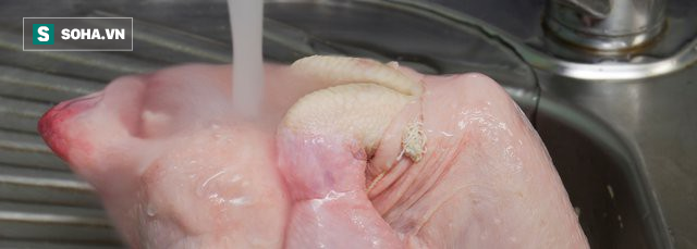 90% các bà nội trợ mắc sai lầm khi rửa thịt gà, tăng nguy cơ ngộ độc thực phẩm cho cả nhà - Ảnh 1.