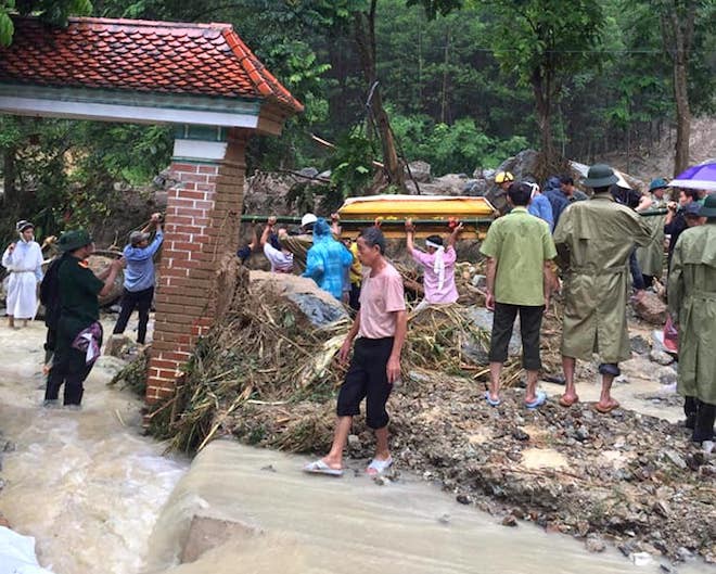 Vụ 4 người bị lũ cuốn trôi: Hơn 300 người đào bới đất cát tìm trong mưa lớn - Ảnh 2.