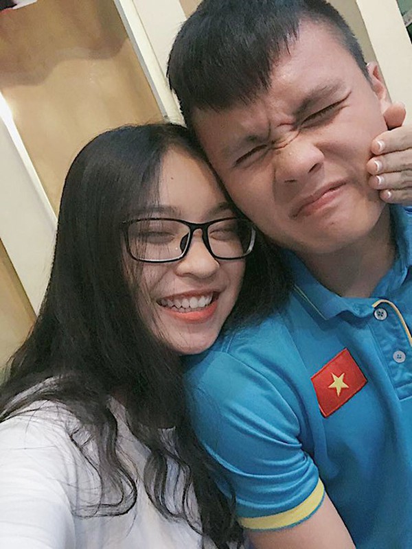 Nhan sắc xinh đẹp và tham vọng vào showbiz của bạn gái Quang Hải U23 - Ảnh 1.