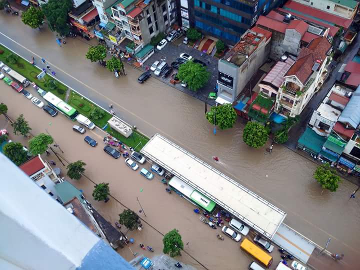 Hà Nội mưa trắng trời, nhiều tuyến phố nước mênh mông như sông - Ảnh 15.