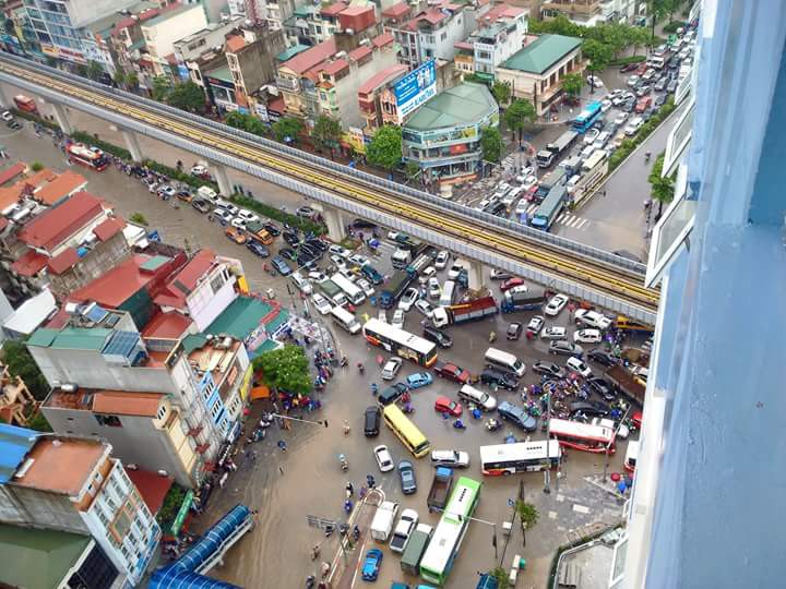 Hà Nội mưa trắng trời, nhiều tuyến phố nước mênh mông như sông - Ảnh 16.