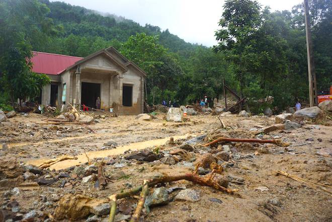 4 người trong gia đình bị lũ cuốn trôi: Tìm thấy thi thể bé gái sau 4 ngày tìm kiếm - Ảnh 1.