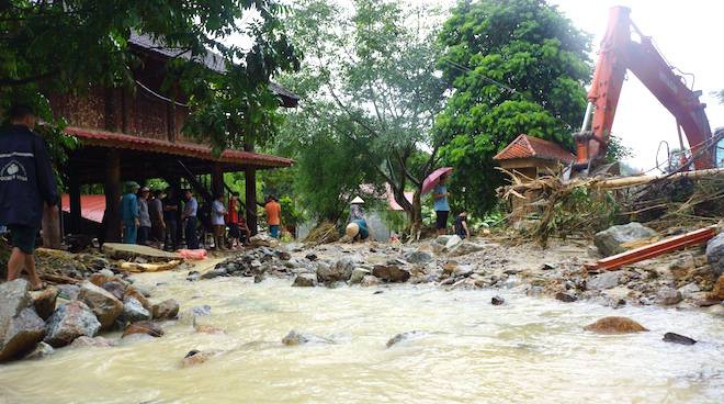 Vụ 4 người bị lũ cuốn trôi: Hơn 300 người đào bới đất cát tìm trong mưa lớn - Ảnh 1.