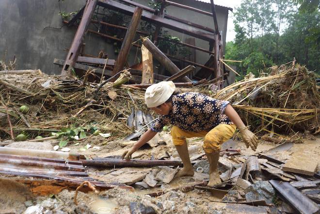 Vụ 4 người bị lũ cuốn trôi: Hơn 300 người đào bới đất cát tìm trong mưa lớn - Ảnh 5.