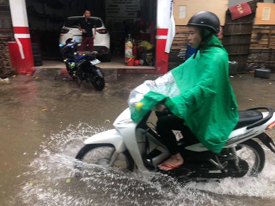 Hà Nội mưa trắng trời, nhiều tuyến phố nước mênh mông như sông - Ảnh 5.