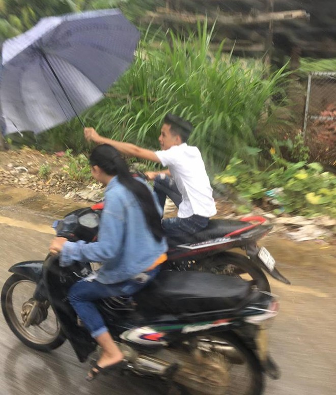 Liều mình che ô cho bạn gái ngày mưa, đã không được khen ga-lăng hay lãng mạn, chàng trai còn bị mắng té tát - Ảnh 2.