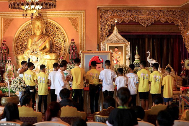 Sau ngày ra viện, đội bóng nhí Thái Lan đi chùa để cầu nguyện cho người thợ lặn đã mất khi giải cứu các em - Ảnh 1.