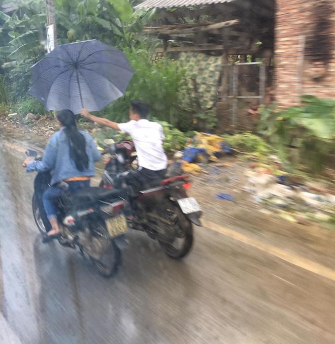 Liều mình che ô cho bạn gái ngày mưa, đã không được khen ga-lăng hay lãng mạn, chàng trai còn bị mắng té tát - Ảnh 3.