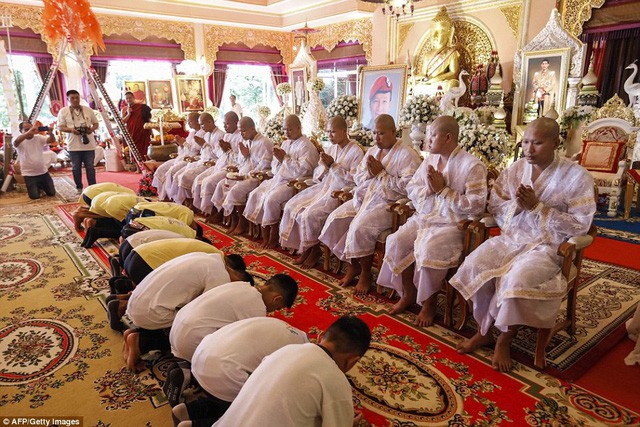 Sau ngày ra viện, đội bóng nhí Thái Lan đi chùa để cầu nguyện cho người thợ lặn đã mất khi giải cứu các em - Ảnh 4.