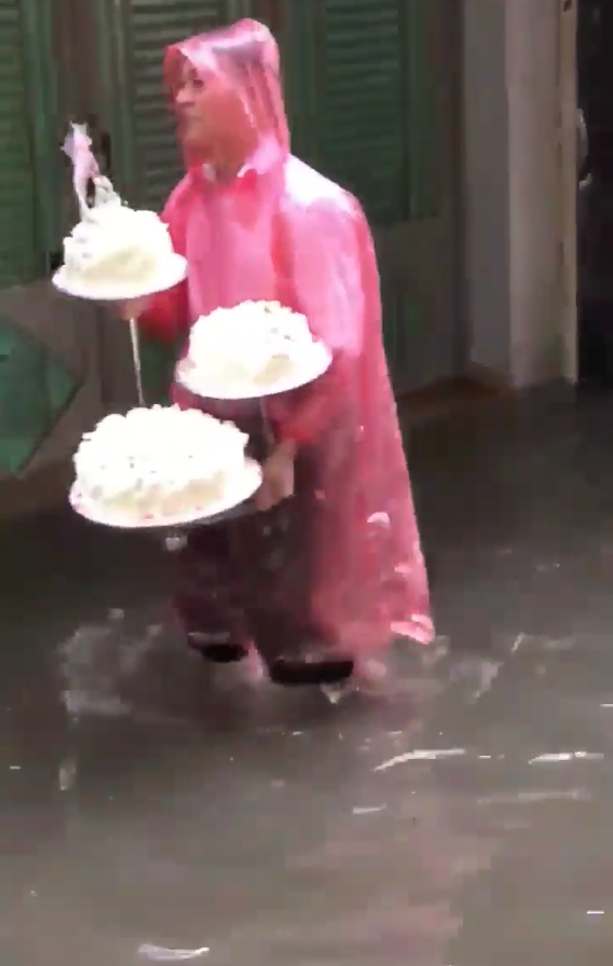 Clip: Đoàn bê tráp nhà trai mặc áo mưa lội nước để vào nhà gái - Ảnh 2.