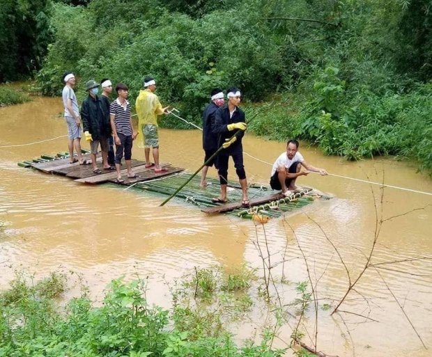 Xót xa hình ảnh ngày mưa lũ, người thân phải dùng bè tre chở thi thể đi chôn cất - Ảnh 1.