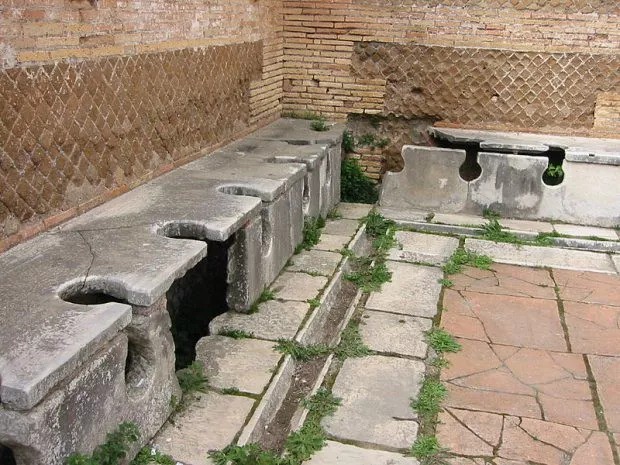 Những sự thật khó tin về cuộc sống của người La Mã cổ: đánh răng bằng nước tiểu, ăn no quá nôn luôn tại bàn - Ảnh 3.