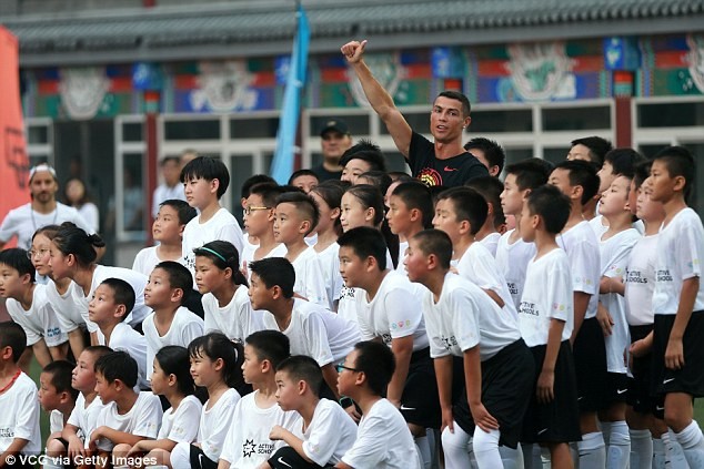 Tức giận bỏ buổi phỏng vấn về giữa chừng, Ronaldo bị MC Trung Quốc tố chảnh choẹ  - Ảnh 3.