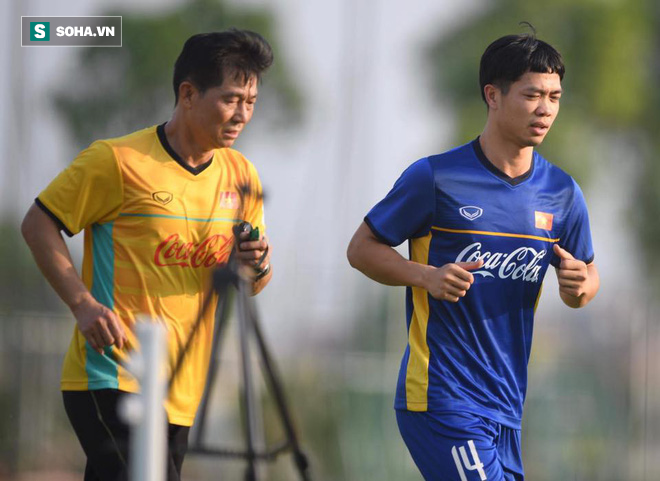 U23 Việt Nam: Hình ảnh Công Phượng bó gối vì chấn thương khiến CĐV lo lắng - Ảnh 1.