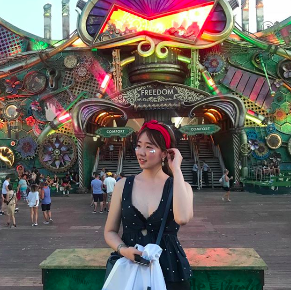Ngắm nhìn dàn hot girl đến từ khắp nơi trên thế giới đang hội tụ về Tomorrowland 2018 - Ảnh 13.