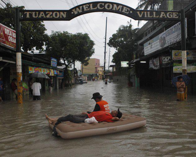 20 cảnh ngập lụt khắp thế giới: Cách duy nhất để vượt qua nghịch cảnh là phải lầy lội hơn cả nước lũ thì mới được - Ảnh 15.