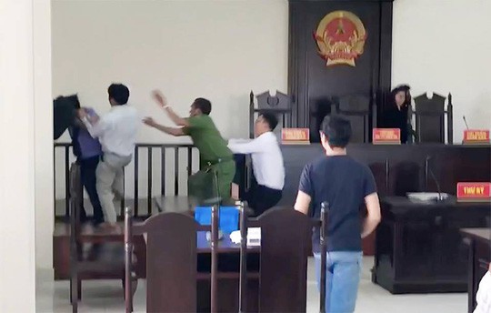 Trưởng Công an huyện Bình Chánh lên tiếng việc Chí Phèo đánh kiểm sát viên, phóng viên - Ảnh 3.