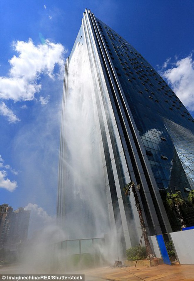 Chiêm ngưỡng thác nước khổng lồ đổ từ tòa nhà chọc trời xuống đất giữa lòng thành phố Trung Quốc - Ảnh 6.