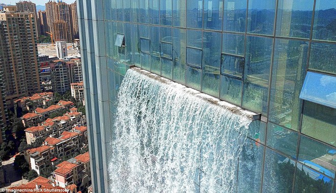 Chiêm ngưỡng thác nước khổng lồ đổ từ tòa nhà chọc trời xuống đất giữa lòng thành phố Trung Quốc - Ảnh 8.
