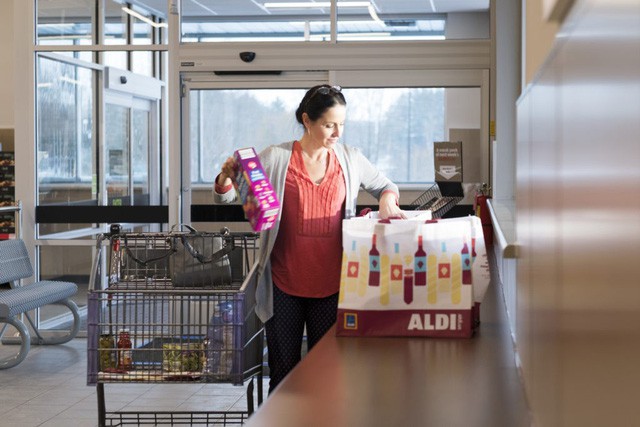  Aldi - Siêu thị trăm tuổi chuyên “bóc lột khách hàng”: Khách tự đóng hàng, tự cất xe đẩy nhưng ai cũng “chết mê” vì giá rẻ vô địch và cực kỳ chuyên nghiệp  - Ảnh 8.