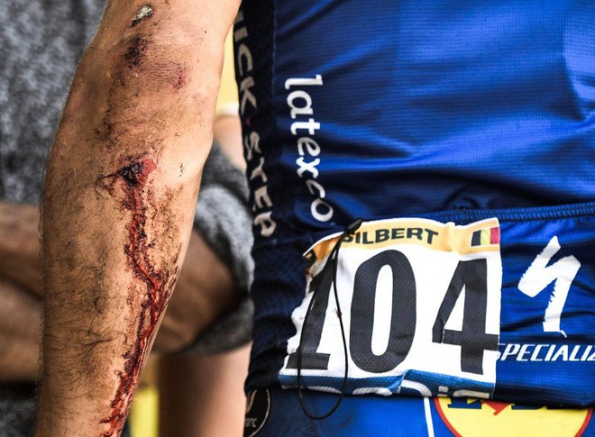 Kinh hoàng khoảnh khắc tay đua người Bỉ lao xuống vực tại Tour de France 2018 - Ảnh 3.
