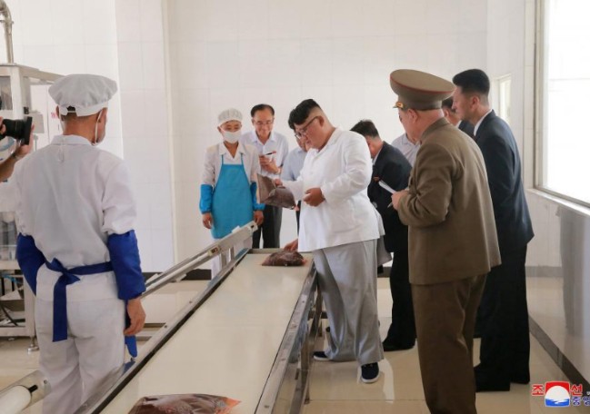 Ông Kim Jong-un lo giải quyết chuyện binh lính suy dinh dưỡng - Ảnh 1.