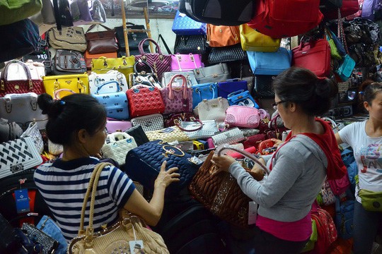 Không chỉ Con Cưng, Khải Silk... hàng cắt mác, thay nhãn phân phối đầy chợ - Ảnh 1. Không chỉ Con Cưng, Khải Silk... hàng cắt mác, thay nhãn phân phối đầy chợ - Ảnh 1.