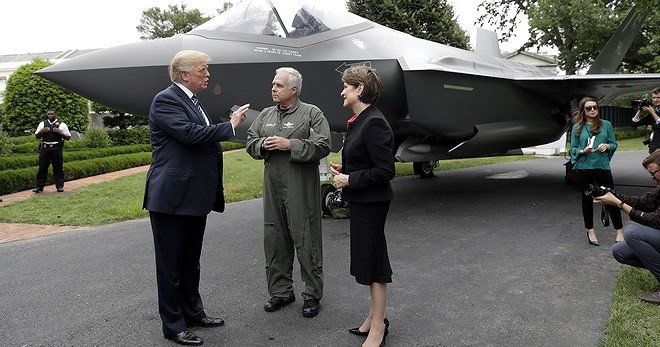 [ẢNH] Bất ngờ lớn khi tiêm kích F-35 hạ cánh ngay trong khuôn viên Nhà Trắng - Ảnh 6.