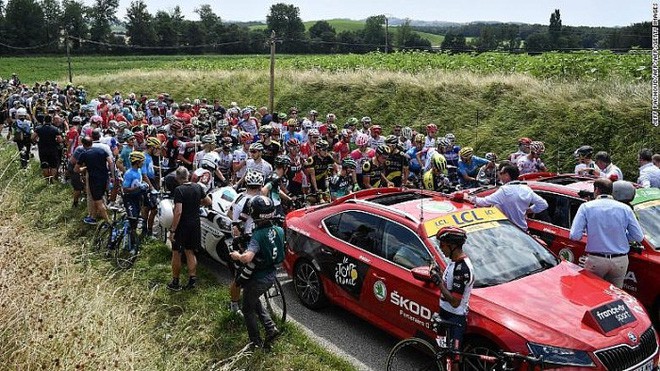 Kinh hoàng khoảnh khắc tay đua người Bỉ lao xuống vực tại Tour de France 2018 - Ảnh 8.