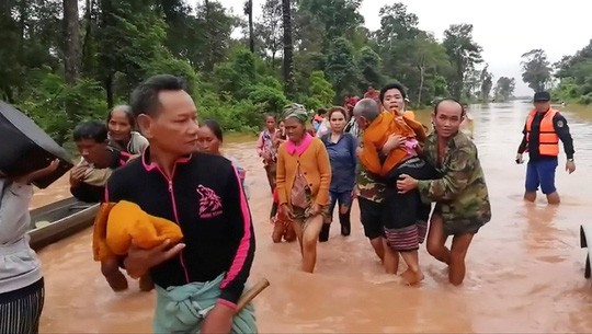 Bầu Đức ở hiện trường công nhân bị nước lũ bao vây, dự kiến đầu giờ chiều giải cứu xong - Ảnh 2.