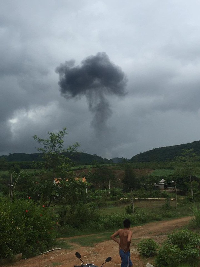 Vệt khói từ hiện trường vụ máy bay rơi ở Nghệ An.