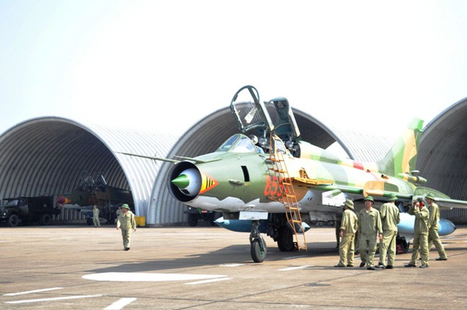 Máy bay chiến đấu Su-22 vừa rơi thuộc Trung đoàn anh cả, tinh nhuệ bậc nhất của KQVN - Ảnh 1.