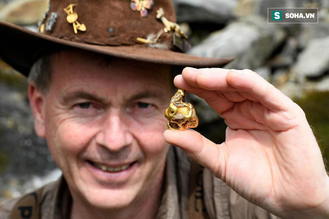 Như trúng xổ số, một người dân bất ngờ tìm thấy cục vàng lớn nhất trong vòng 500 năm ở Anh - Ảnh 1.