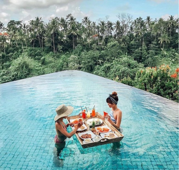 Ăn sáng trên giường, trên bàn giờ xưa rồi, bây giờ phải khoe đồ ăn ở hồ bơi thì mới chuẩn phong cách “rich kid” - Ảnh 15.