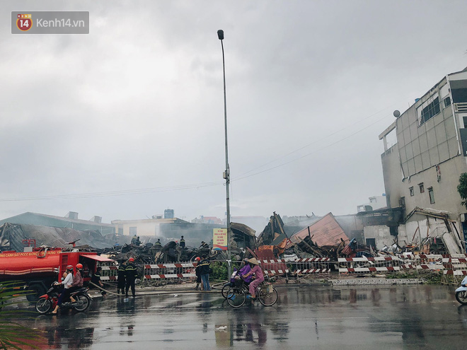 Người hùng phá cửa cuốn cứu 2 cháu bé giữa ngọn lửa dữ đêm cháy chợ Gạo: Mặt các bé tái mét trông thương lắm - Ảnh 6.