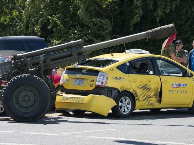  Khẩu pháo lạc đường đâm toạc xe taxi tại Canada  - Ảnh 1.