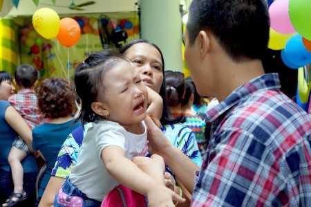 Cười hết nấc với gương mặt mếu máo của các nhóc tì lần đầu đi mẫu giáo - Ảnh 2.