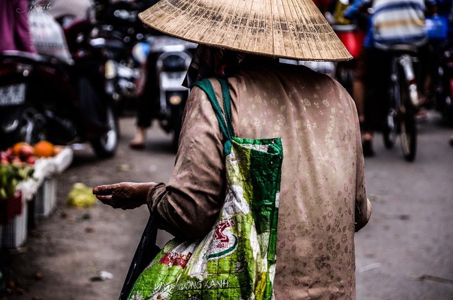 Tác giả bộ ảnh về bà cụ mù một mắt, lang thang ăn xin khắp chợ Lagi: Mấy hoàn cảnh trước đã có người giúp đỡ, còn cụ Sáu thì chưa - Ảnh 4.