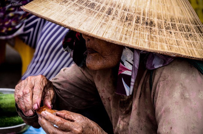 Tác giả bộ ảnh về bà cụ mù một mắt, lang thang ăn xin khắp chợ Lagi: Mấy hoàn cảnh trước đã có người giúp đỡ, còn cụ Sáu thì chưa - Ảnh 5.