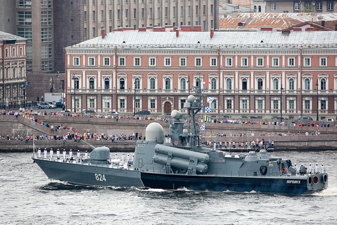 Chiến hạm, tàu ngầm trên khắp nước Nga ùn ùn ra khơi phô diễn uy lực vượt trội - Ảnh 6.