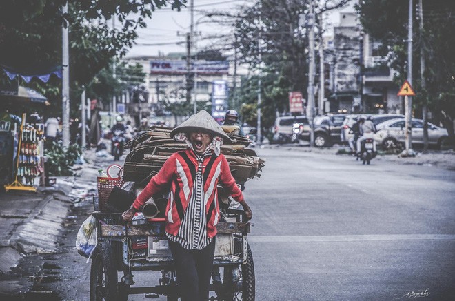 Tác giả bộ ảnh về bà cụ mù một mắt, lang thang ăn xin khắp chợ Lagi: Mấy hoàn cảnh trước đã có người giúp đỡ, còn cụ Sáu thì chưa - Ảnh 7.